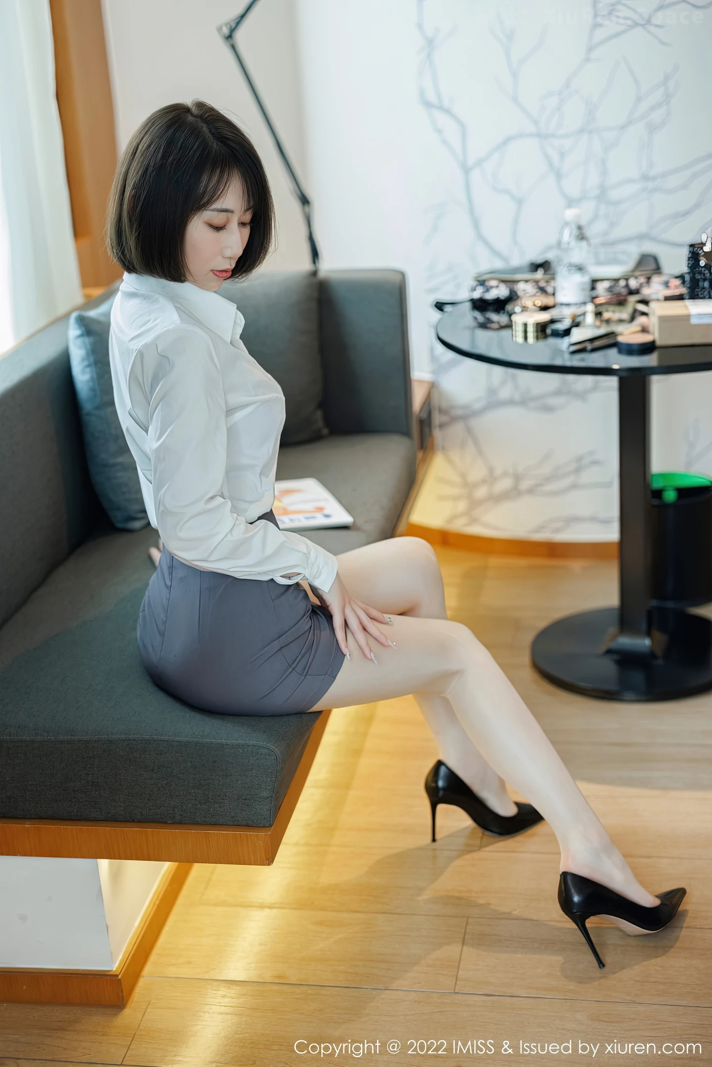 图片[4]-[IMISS爱蜜社]Vol.709 新人模特瑞妤性感白T配灰色短裙露紫色内衣超薄肉丝迷人写真68P-秀人网官方网站